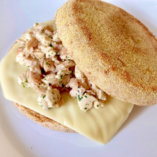 サラダチキンと豆腐のイングリッシュマフィン